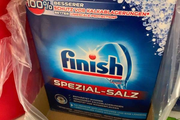 Boîte bleue de sel régénérant Finish dans un emballage plastique.