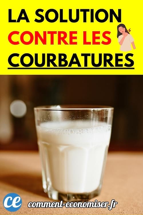Verre de lait posé sur une table, flouté en arrière-plan.