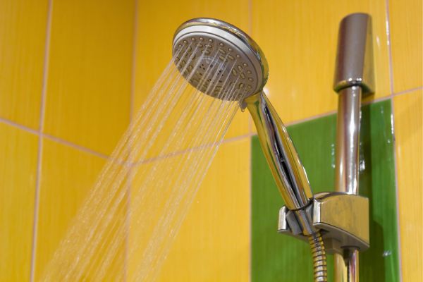 Voici la fréquence idéale des douches après 65 ans (et pourquoi trop se ...