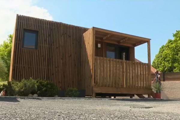 Vue extérieure du studio de jardin en bois, moderne et compact.
