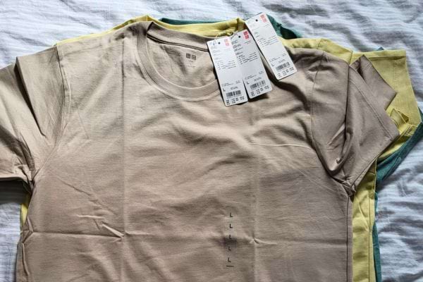 T-shirts pliés avec étiquettes
