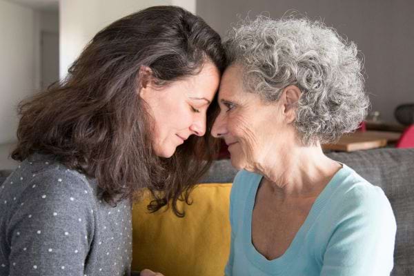 Front contre front, moment d’émotion mère-fille.