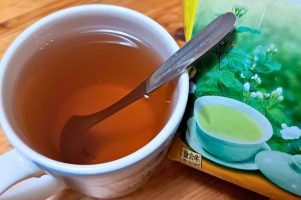 Une tasse de tisane chaude au jasmin.