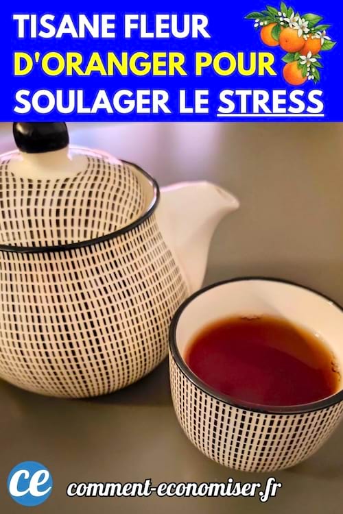 Tisane à la fleur d’oranger dans une théière et une tasse à motif noir et blanc.