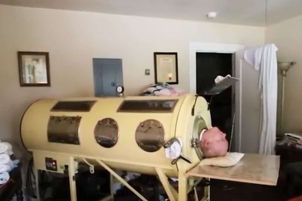 Homme âgé allongé dans un poumon en acier chez lui.