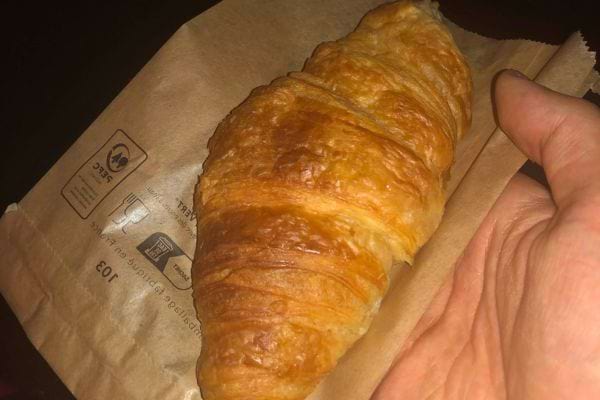 Croissant au beurre.