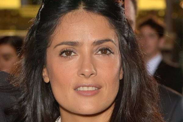 Femme au teint lumineux et peau lisse.