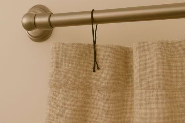 Épingle utilisée pour accrocher un rideau à la tringle.