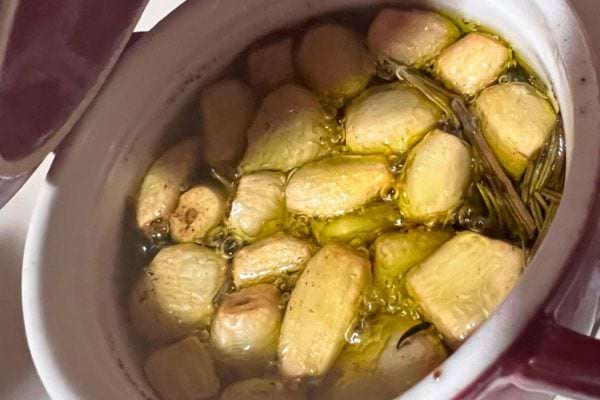 Gousses d’ail confites dans de l’huile.