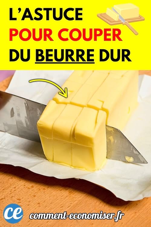 Une barre de beurre dur est coupée avec un couteau de cuisine sur une planche en bois.