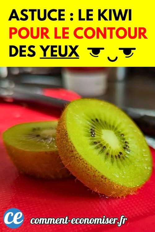 Deux rondelles de kiwi bien mûr posées sur une planche rouge avec un couteau en arrière-plan.