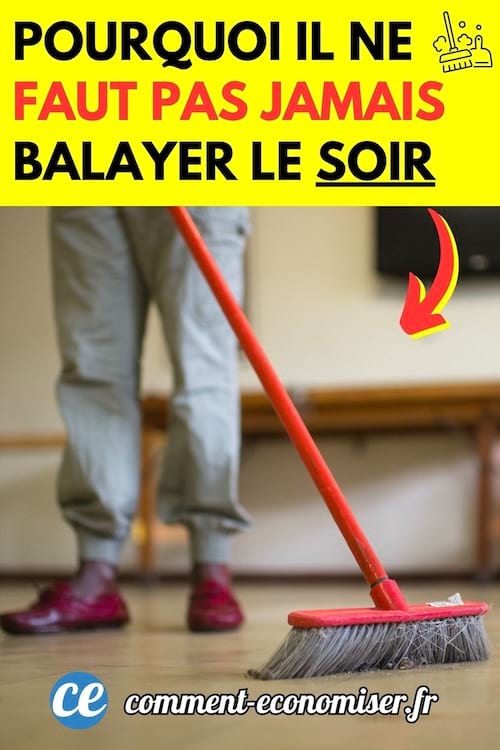 Une femme qui passe le balai dans la maison le soir 