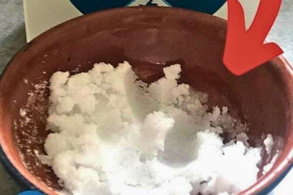 Bol de bicarbonate utilisé comme absorbeur d’odeurs.