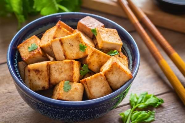 Bol rempli de tofu grillé, riche en protéines végétales.