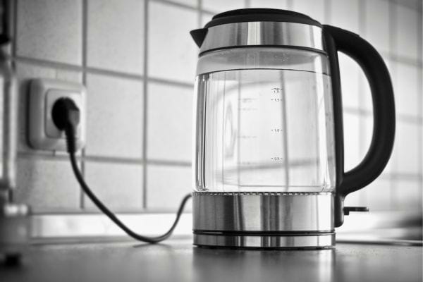 Une bouilloire est branchée sur le plan de travail.