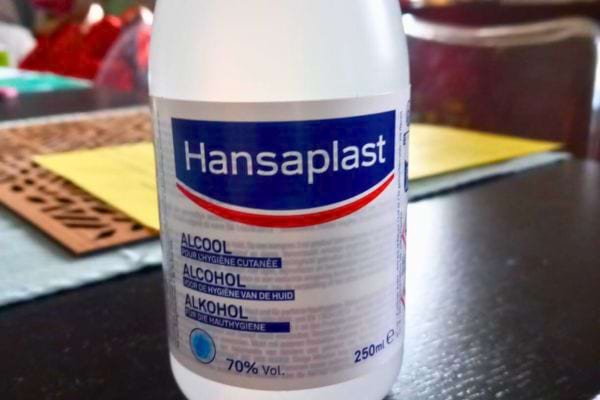 Bouteille d’alcool Hansaplast à 70 % pour l’hygiène cutanée.