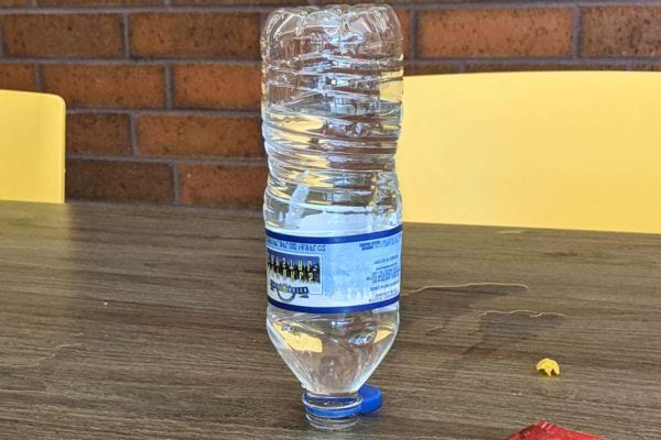 Bouteille d’eau retournée sur table