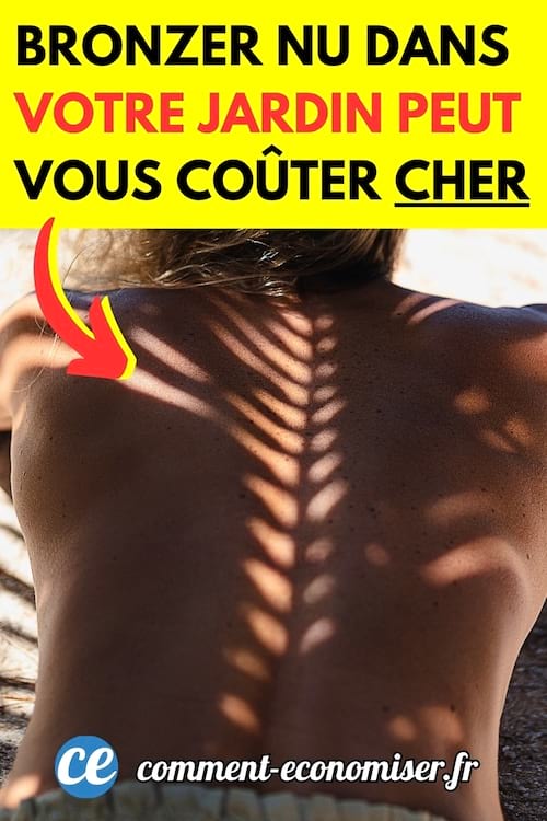 Une femme qui est nue dans le jardin en train de bronzer