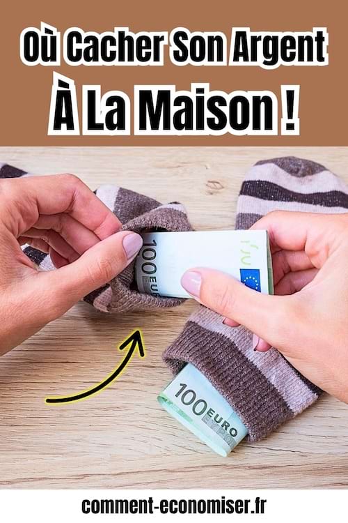 Deux mains glissent un billet de 100 euros dans une chaussette rayée.