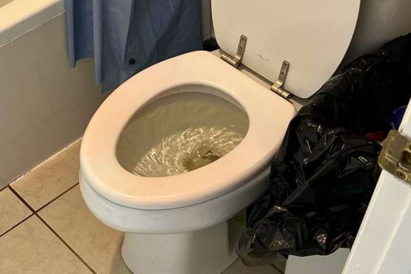 Eau en train de tourbillonner dans la cuvette.