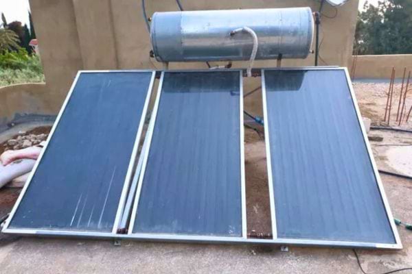 Chauffe-eau solaire posé sur une terrasse extérieure.