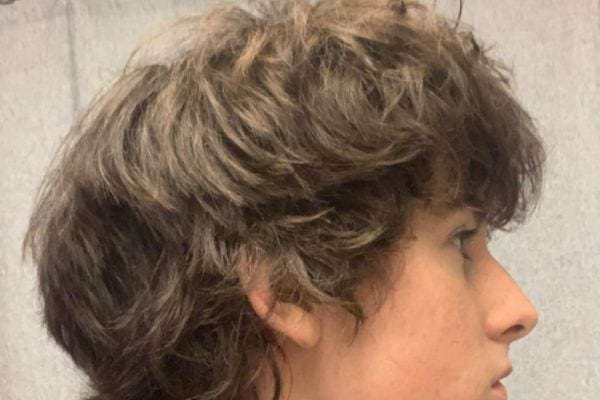 Coupe courte avec cheveux mous sans volume.