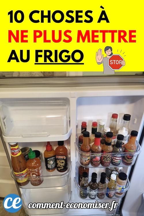 L’intérieur d’un réfrigérateur rempli de sauces piquantes rangées dans la porte et sur les étagères.