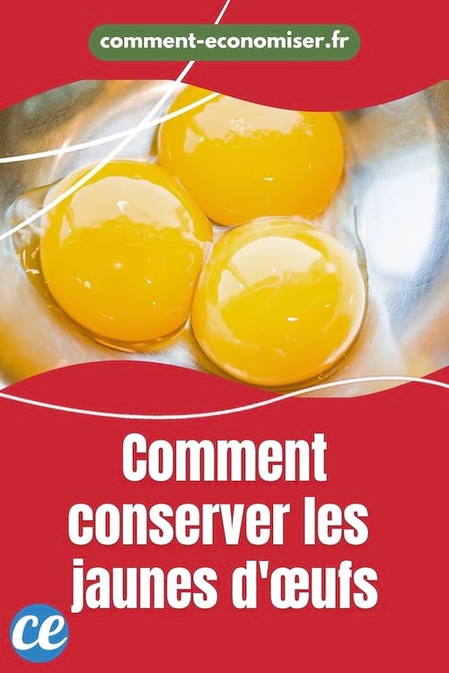 Trois jaunes d'œufs crus sont déposés dans un bol en métal brillant.