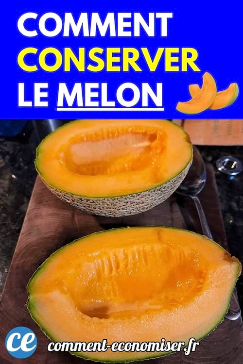 Melon coupé en deux avec une cuillère sur une planche en bois.