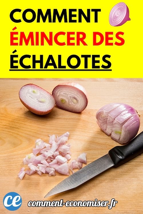 Une échalote émincée sur une planche en bois avec un couteau à côté.