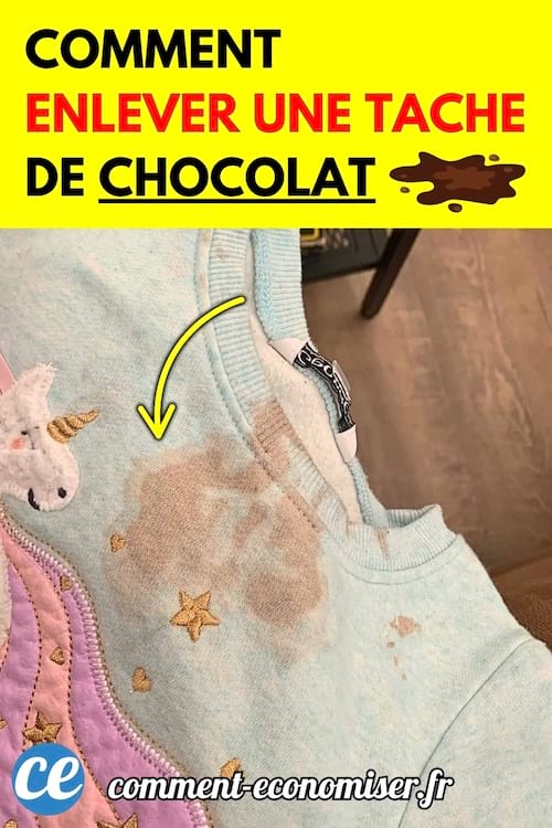 T-shirt d’enfant bleu clair taché de chocolat avec motifs licorne et étoiles.