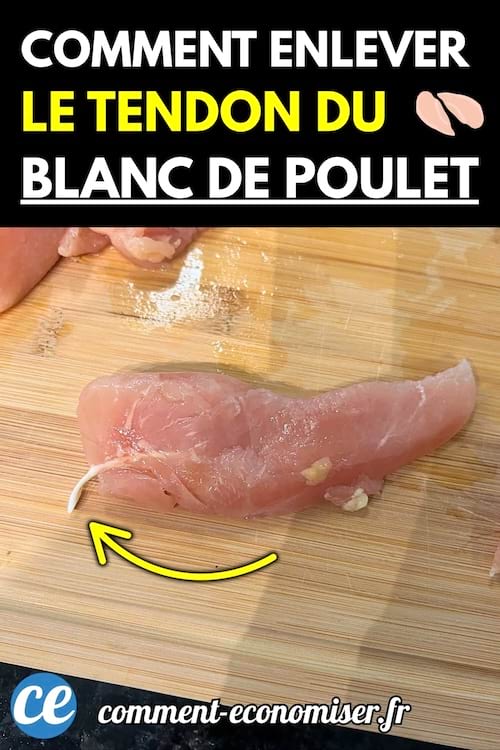 Filet de blanc de poulet cru posé sur une planche à découper avec un tendon apparent.