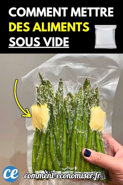 Des asperges vertes emballées sous vide avec deux morceaux de beurre visibles de chaque côté.