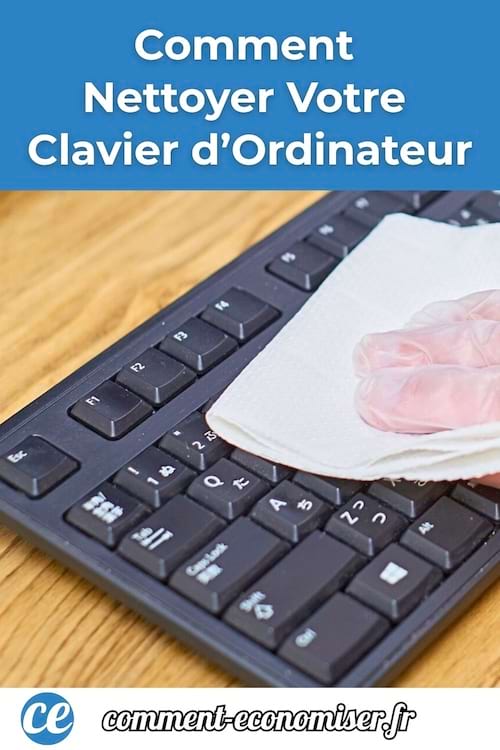 Une main avec un gant nettoie un clavier d’ordinateur noir avec un essuie-tout.