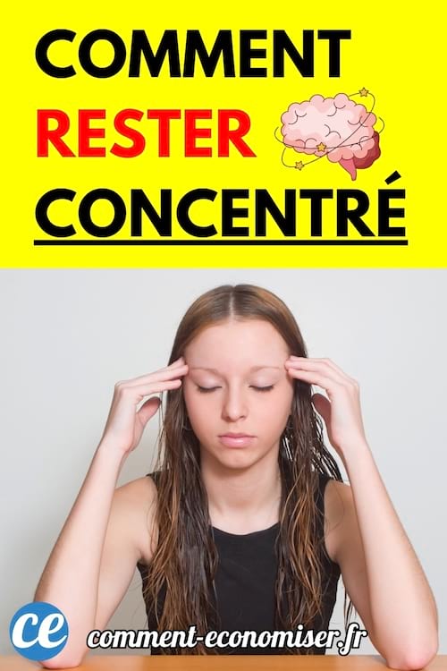 Une jeune femme aux cheveux mouillés assise, concentrée, les doigts posés sur ses tempes.