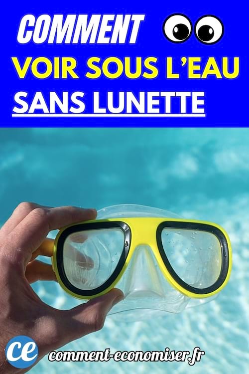 Masque de plongée jaune tenu à la main devant une piscine bleue.