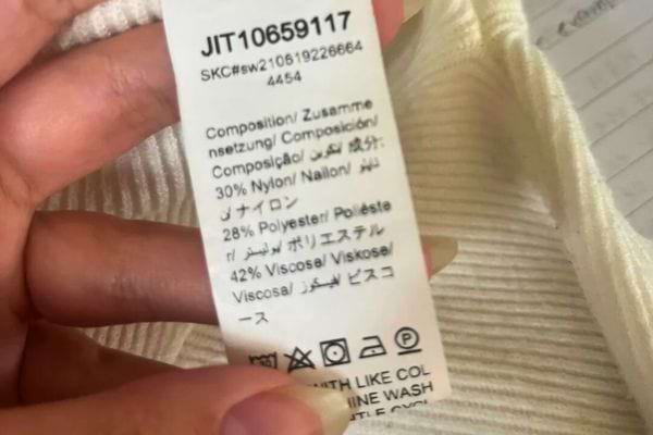 Étiquette composition en nylon, polyester et viscose, lavage machine délicat.