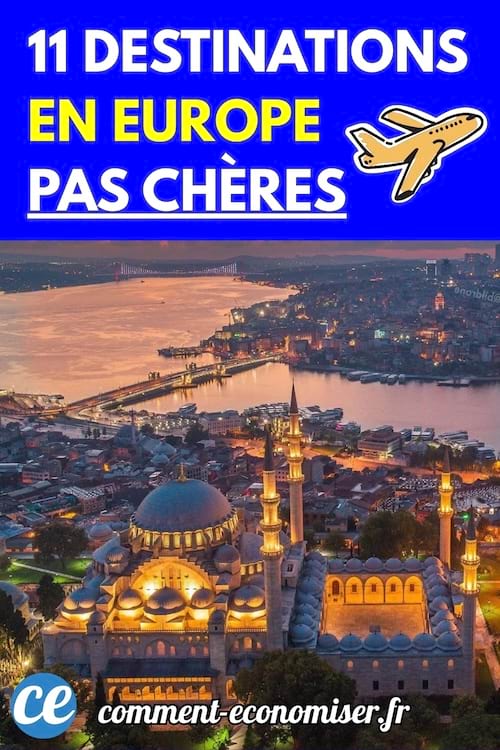 Vue aérienne d’une ville européenne avec un fleuve, une mosquée éclairée et un pont en arrière-plan.