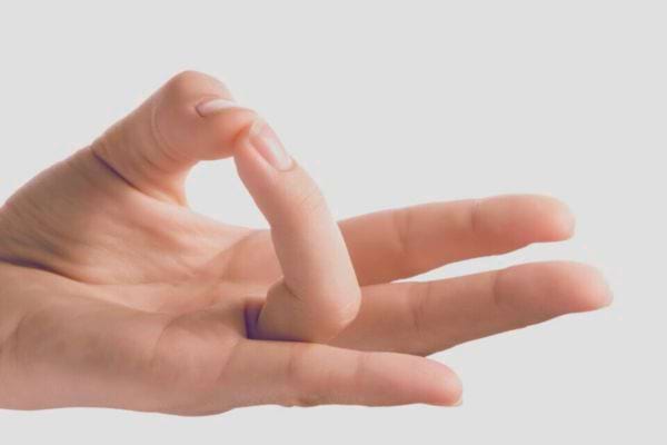 Gros plan sur doigts formant un mudra.