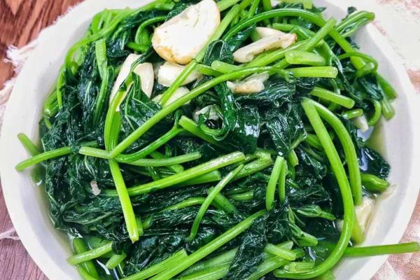 Assiette d’épinards sautés avec de l’ail.