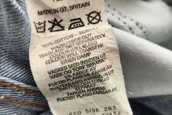 Étiquette coton, laver séparément, couleur peut déteindre, fabriqué en Grande-Bretagne.