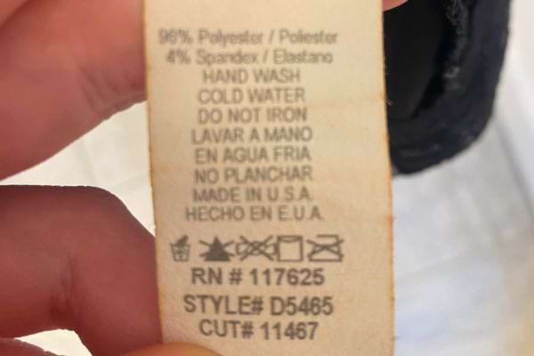 Étiquette tissu 96% polyester, lavage main à l’eau froide, ne pas repasser.