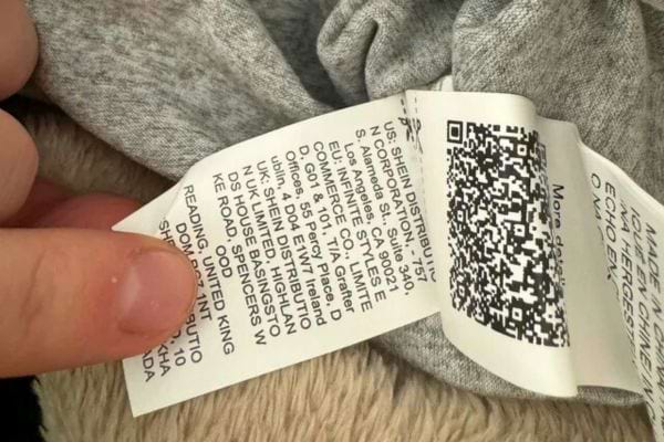 Étiquette logistique SHEIN, avec QR code et adresses de distribution.