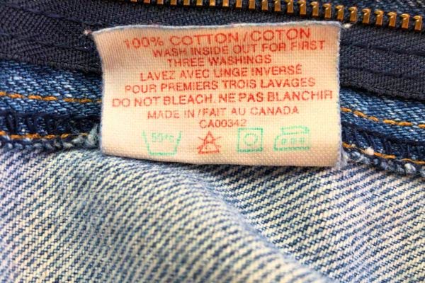 Étiquette coton, laver à l’envers pour trois lavages, ne pas blanchir, fabriqué au Canada.