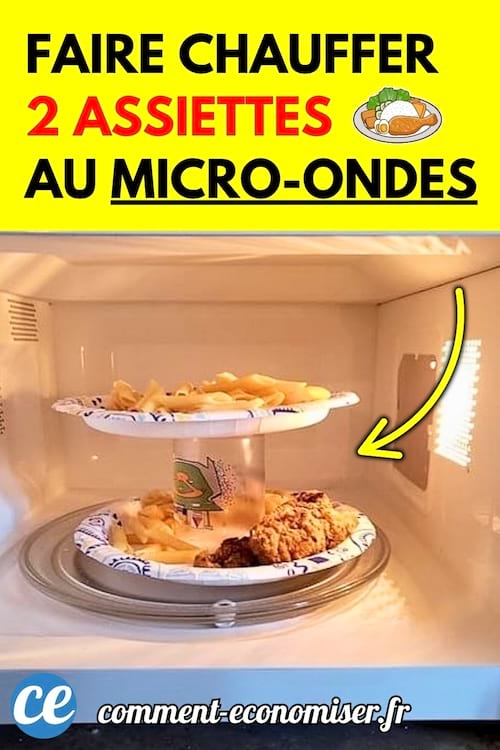 Deux assiettes superposées dans un micro-ondes grâce à un gobelet retourné en guise de support.