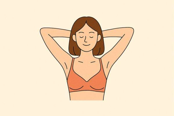 Femme sereine avec les bras derrière la tête.