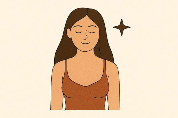 Femme confiante et apaisée, yeux fermés.