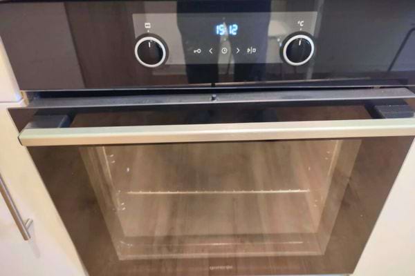 Porte de four propre sans torchon accroché.