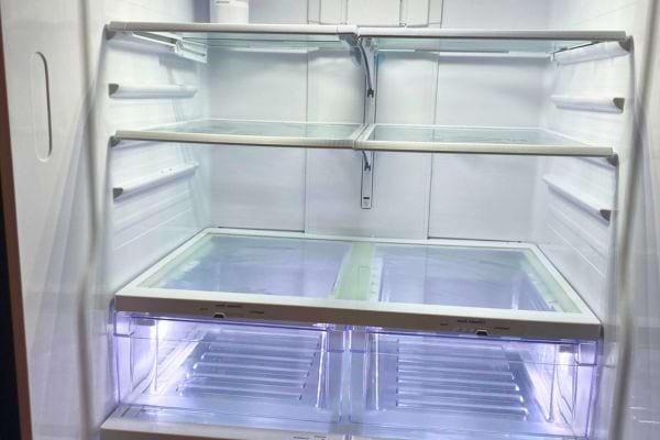 Intérieur de réfrigérateur totalement vide et propre.