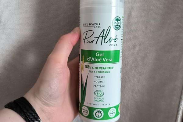 Flacon de gel d’aloe vera bio et équitable.